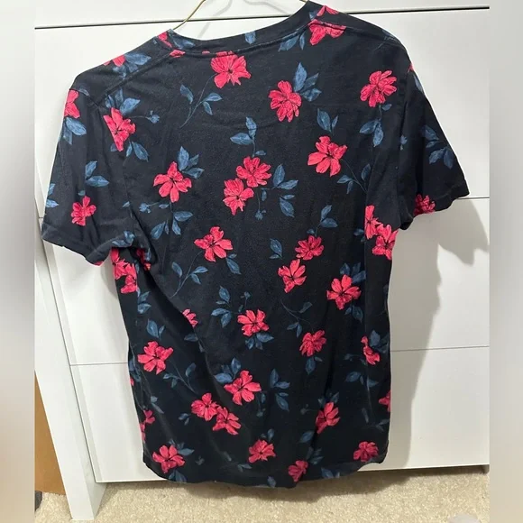 Bundle of two floral hollister shirts - Picture 3 of 5